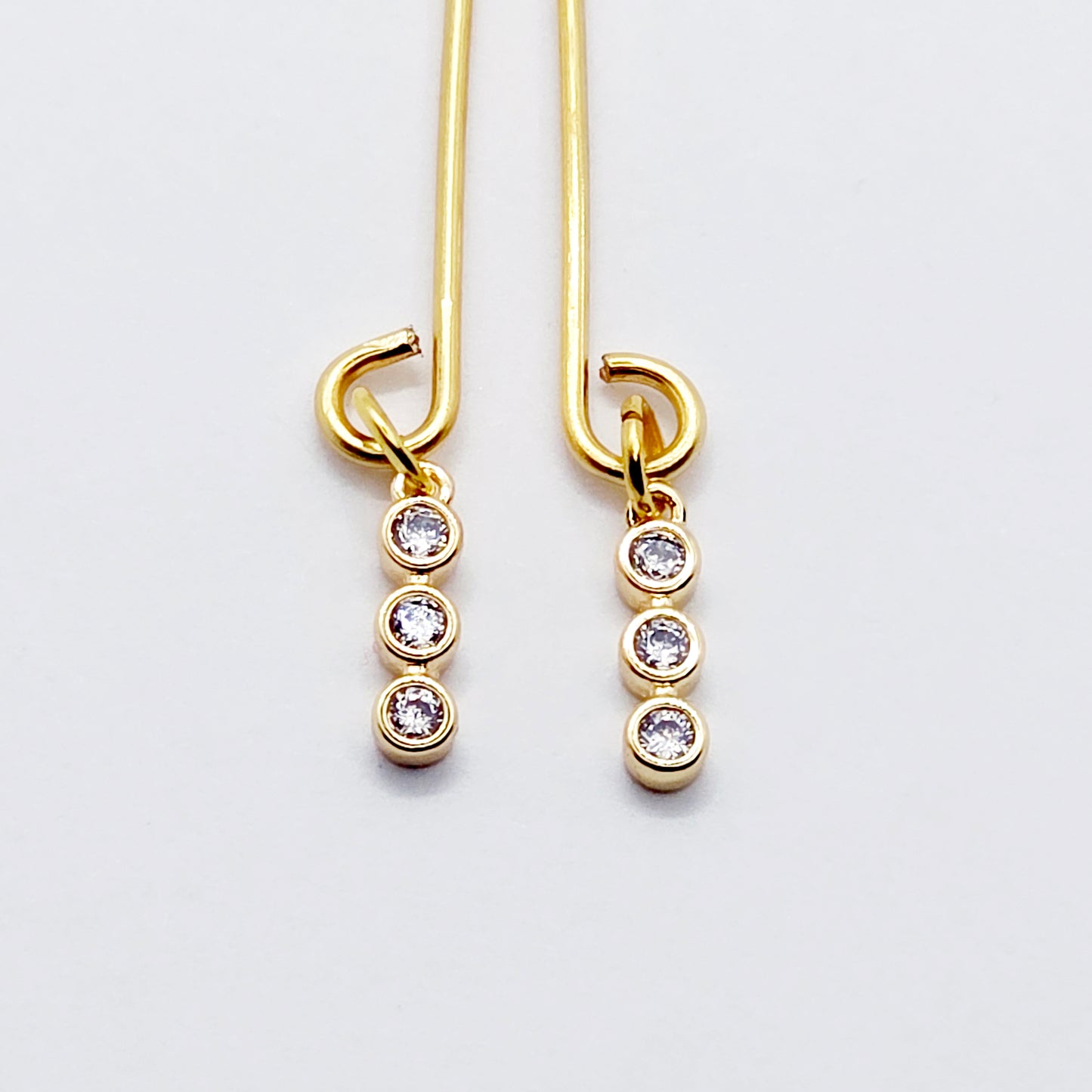 Gold Labia Clip with 18k Gold Tri Circle Gems.