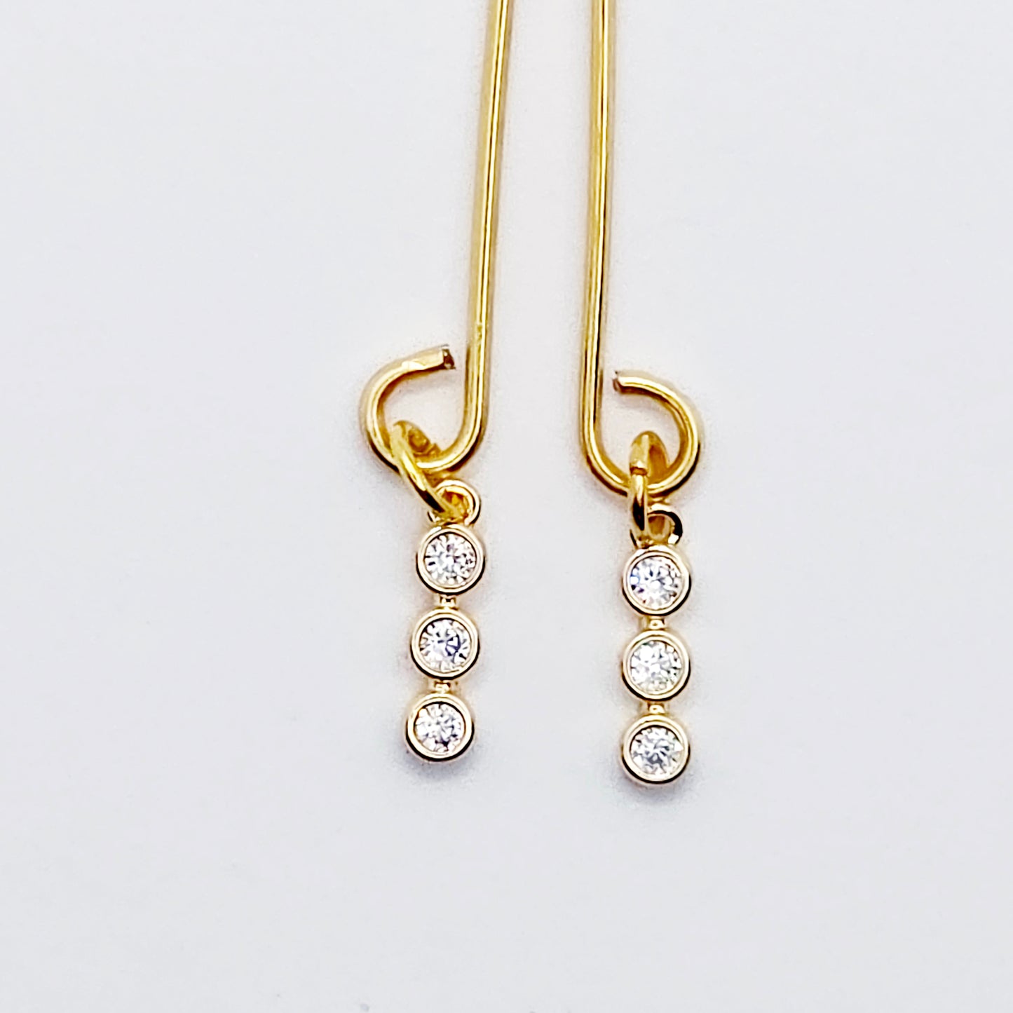Gold Labia Clip with 18k Gold Tri Circle Gems.